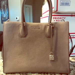 Beautiful Michael Kors handbag❤️⚜️